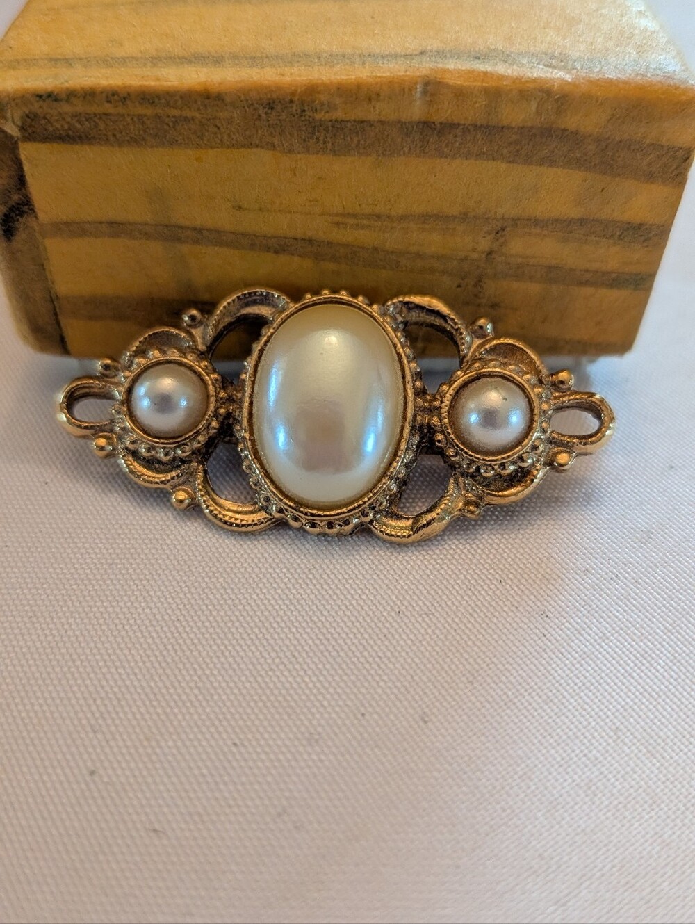 Vintage-Inspired Gold Pearl Trio Brooch - Classic Pearl Accent